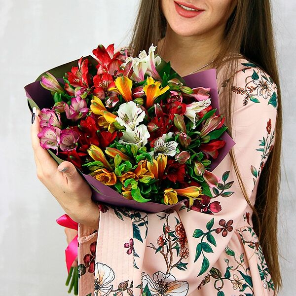 Букет из 15 альстромерий нежный микс в упаковке