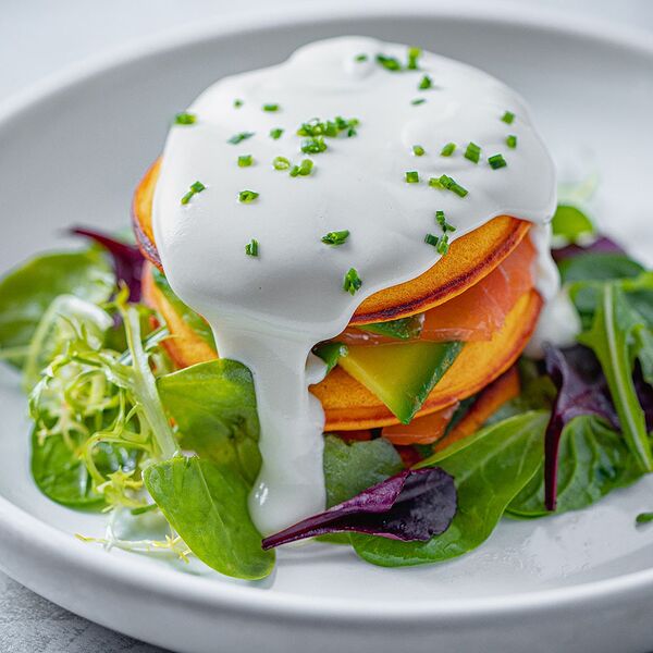 Тыквенные панкейки с лососем