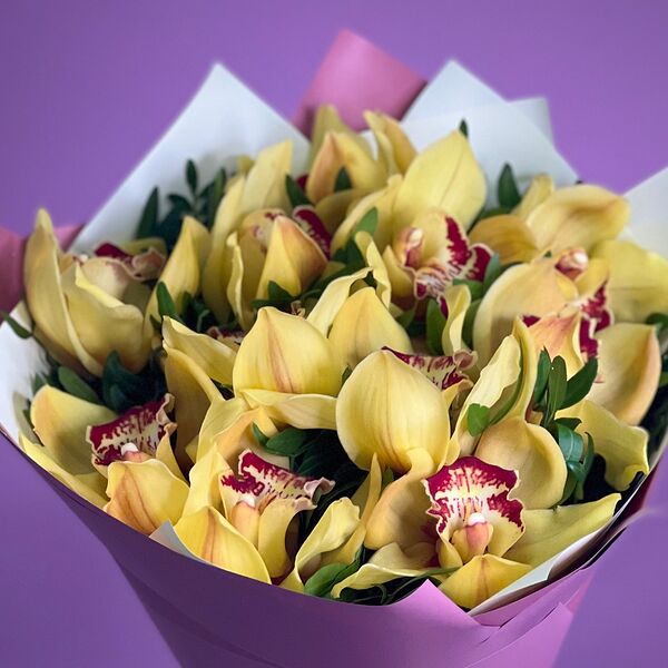 Букет из 11 желтых орхидей