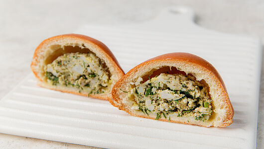 Пирожок с зеленью и яйцом, кафе