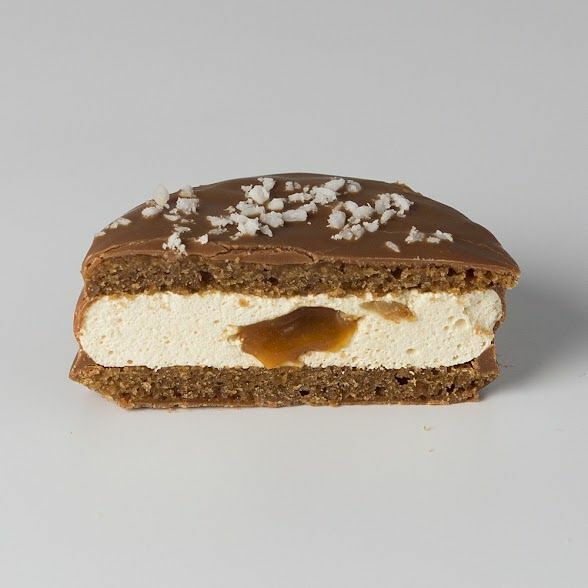 Бисквит с ванильным суфле и кокосовой карамелью