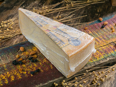 Выдержанный твердый сыр Грюйер резерв