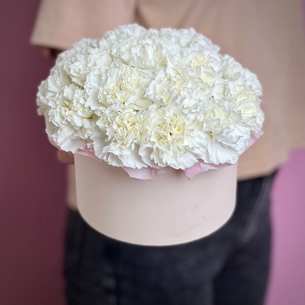 Белые гвоздики в коробке S