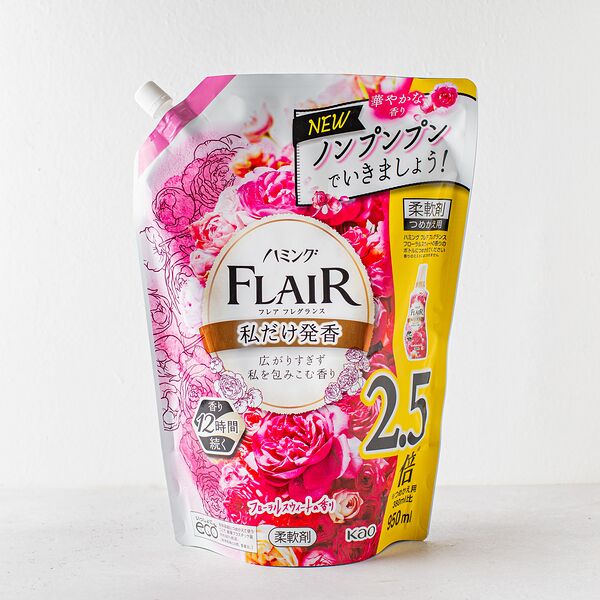 Кондиционер для белья KAO Flair Humming, тёплый аромат цветочного букета, 950 мл