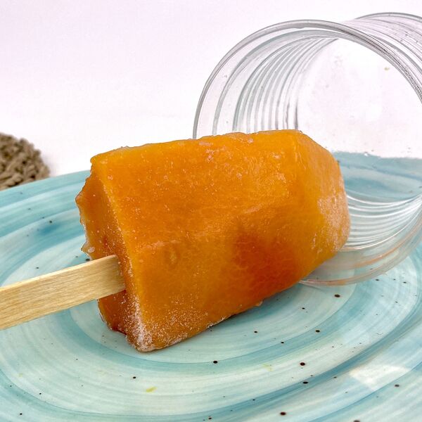 Долька папайи на палочке