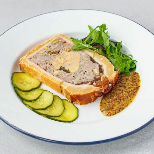 Пате-крут Бордо с микс салатом