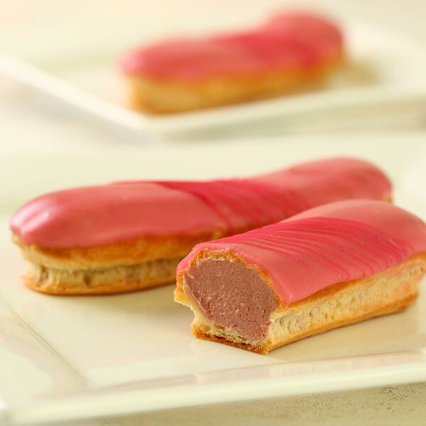 Эклер малиновый МясновЪ Пекарня