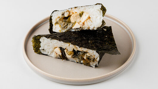 Онигири с чукой и тофу, веган