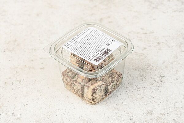 Десерт шоколадный с кусочками печенья и миндаля