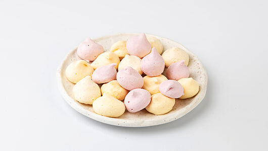 Безе ассорти с кусочками ягод