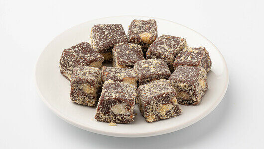 Десерт шоколадный с кусочками печенья и миндаля