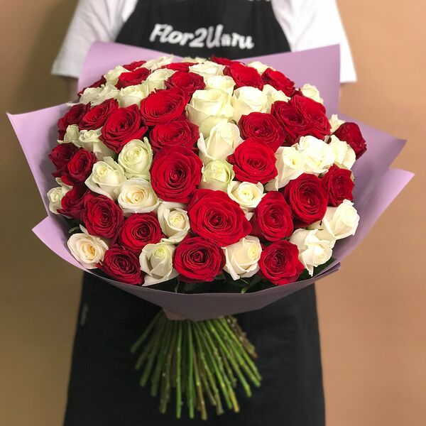 Букет из красных и белых роз 71 шт. (60 см)