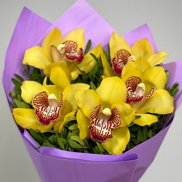 Букет из 5 желтых орхидей