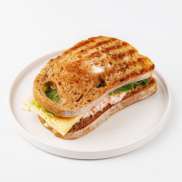 Сэндвич с семгой и омлетом на ремесленном хлебе, кафе, 250г