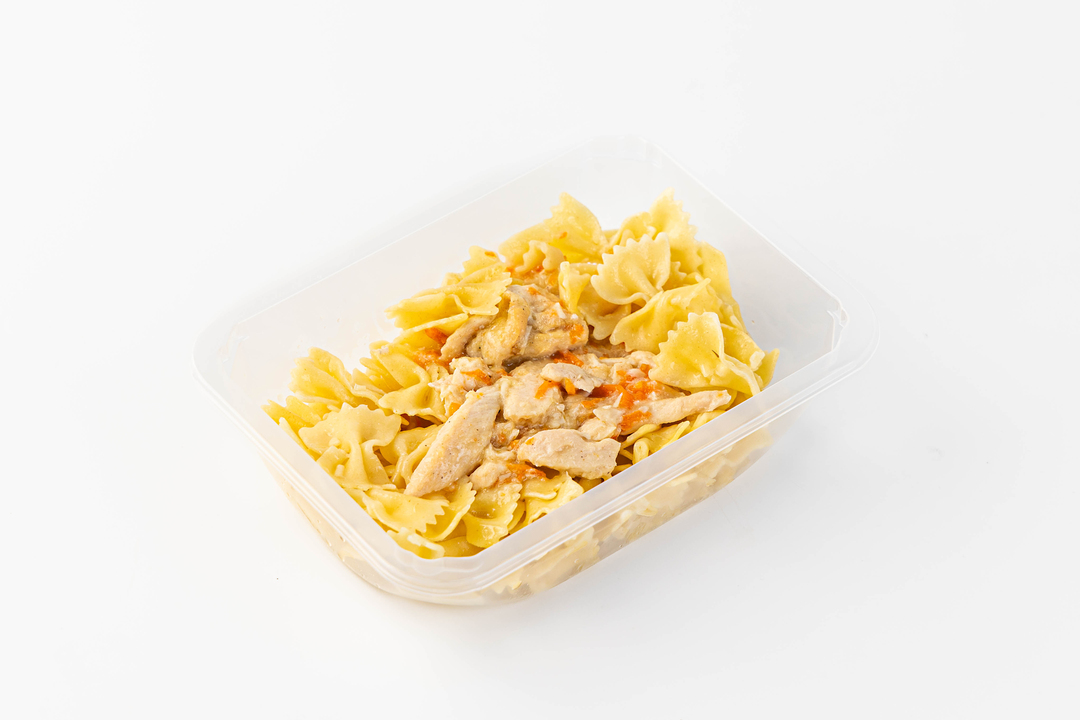 

Макароны Бантики в сливочном соусе с курицей и овощами