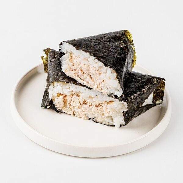 Онигири ВкусВилл с запеченным тунцом, 100г