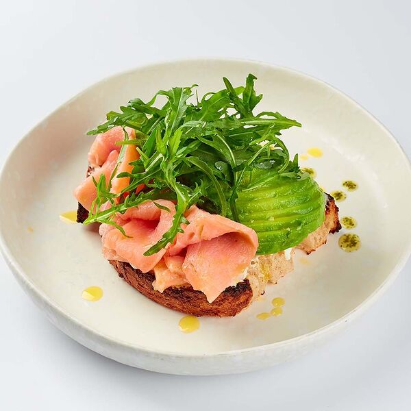 Брускетта с авокадо и лососем