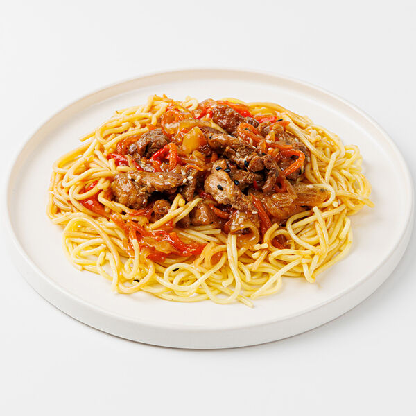 Вок рамен с курицей в апельсиново-имбирном соусе