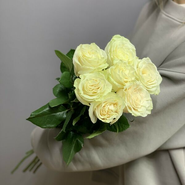 7 белых высоких роз