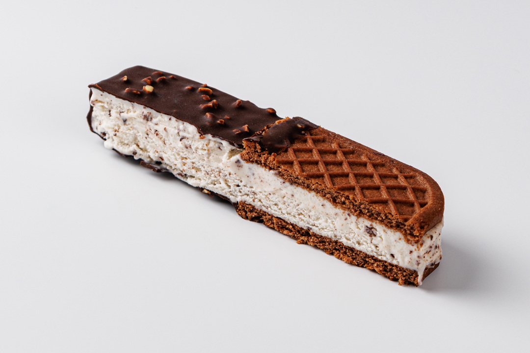 

Мороженое в печенье Вкусвилл в шоколаде с шоколадной крошкой и арахисом 90 г