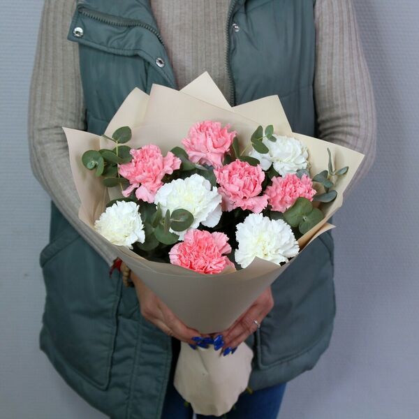 Диантусы с эвкалиптом и оформлением