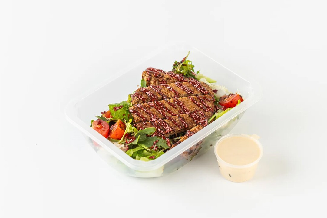 

Салат с растительным мясом BBQ