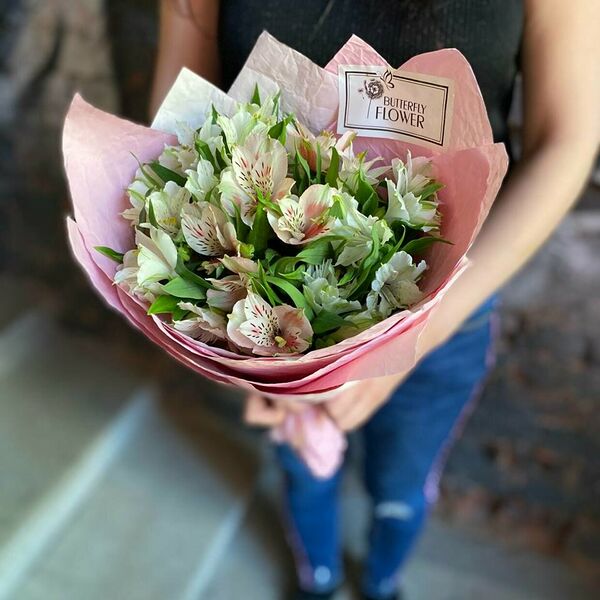 Букет из 9 альстромерий в дизайнерской упаковке 