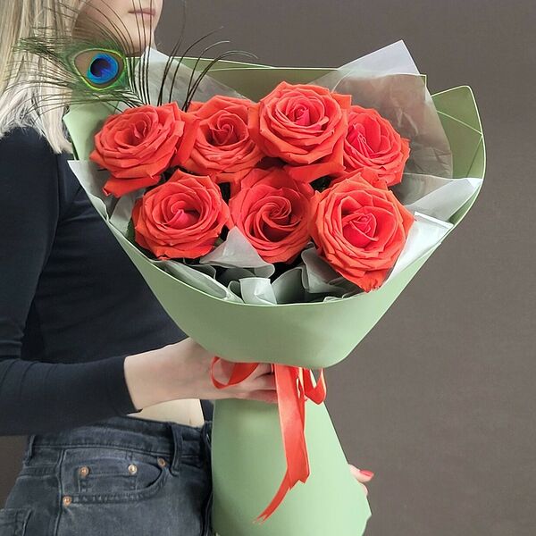 Букет из алых роз и пера павлина 