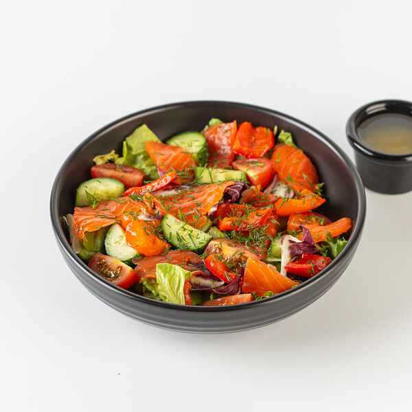 Салат с лососем, свежими овощами и печеным перцем, 160 г