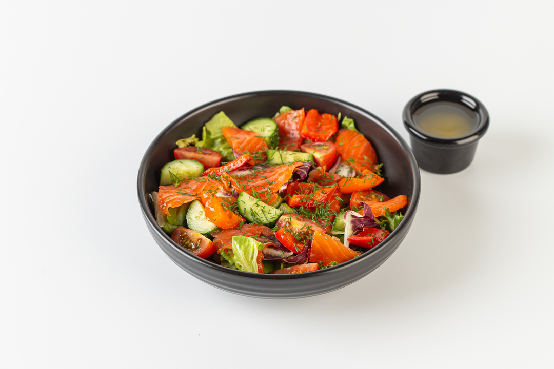 

Салат ВкусВилл с лососем, свежими овощами и печеным перцем, 160 г