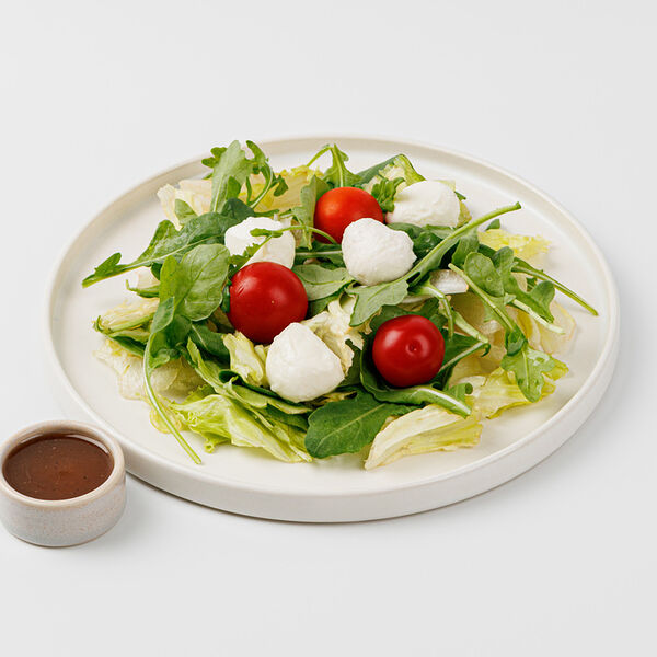 Салат с рукколой и моцареллой