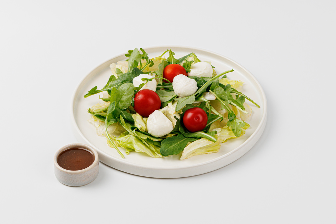 

Салат с рукколой и моцареллой 150 г