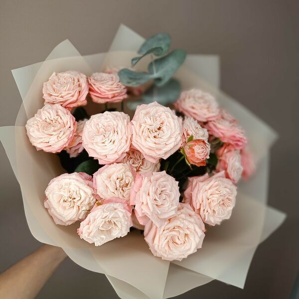 Розовая пионовидная роза с эвкалиптом