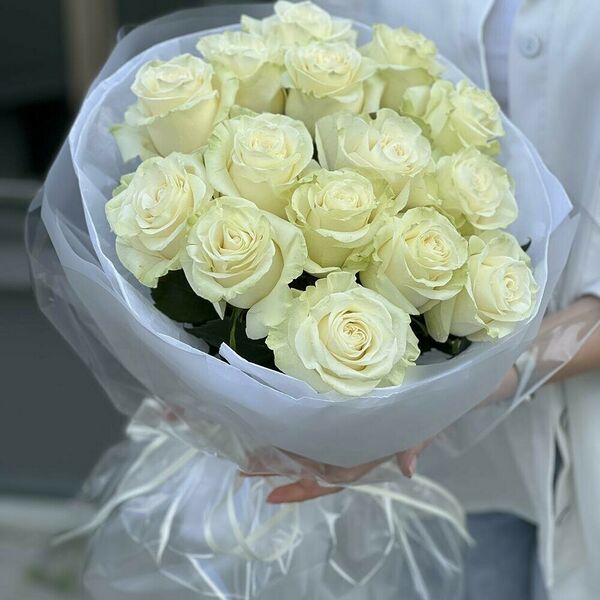 15 белых роз