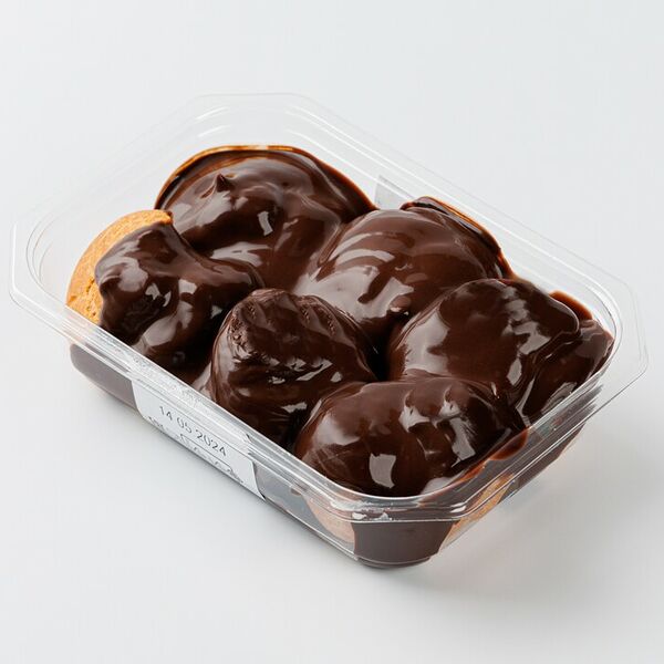 Профитроли с начинкой в шоколадном соусе