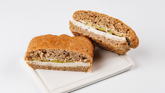 Панини Вкусвилл с ветчиной куриной и пикантным соусом, 162г