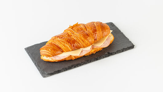 Круассан Вкусвилл с сервелатом и сыром