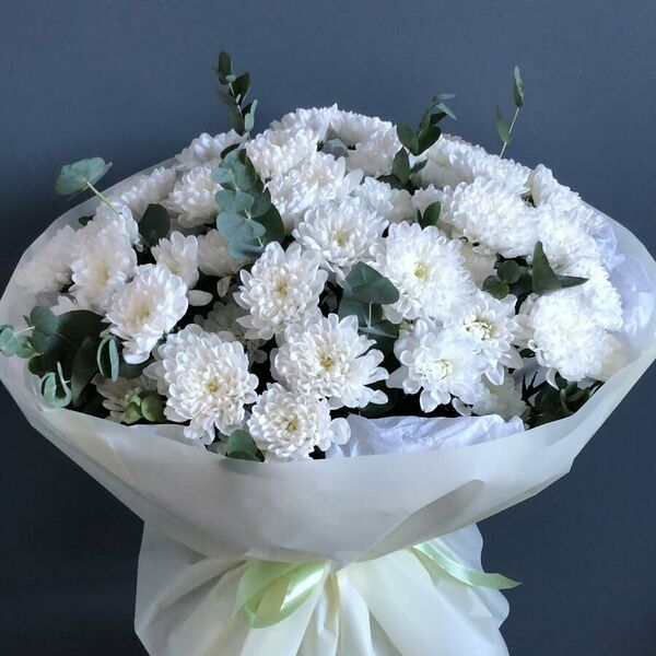 Букет из 11-ти кустовых хризантем с эвкалиптом