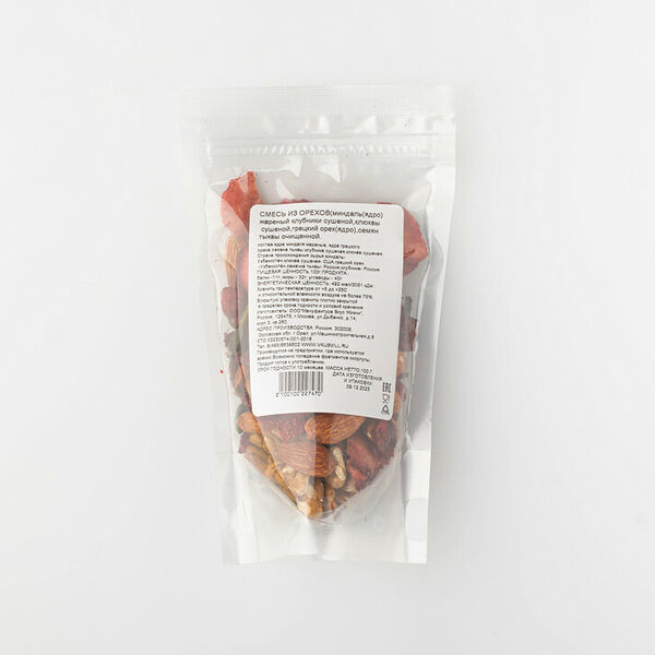 Смесь из орехов с сушеной клубникой