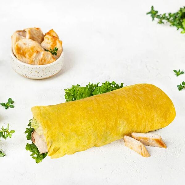 Ролл с курицей, зеленым салатом и соусом Цезарь 140 г