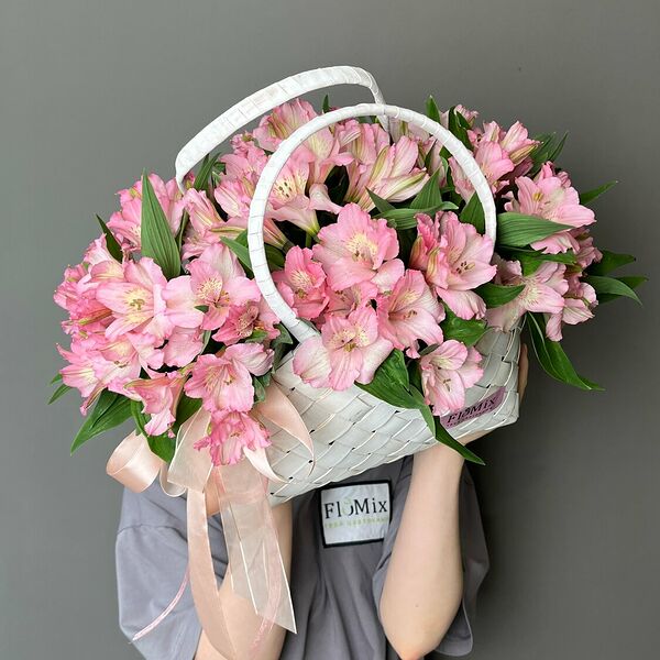 9 розовых альстромерий в лукошке