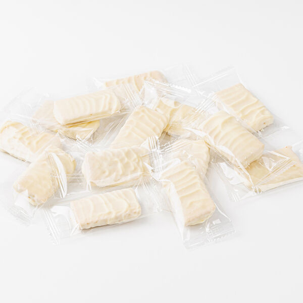 Вафельная конфета с апельсиновой начинкой в белом шоколаде