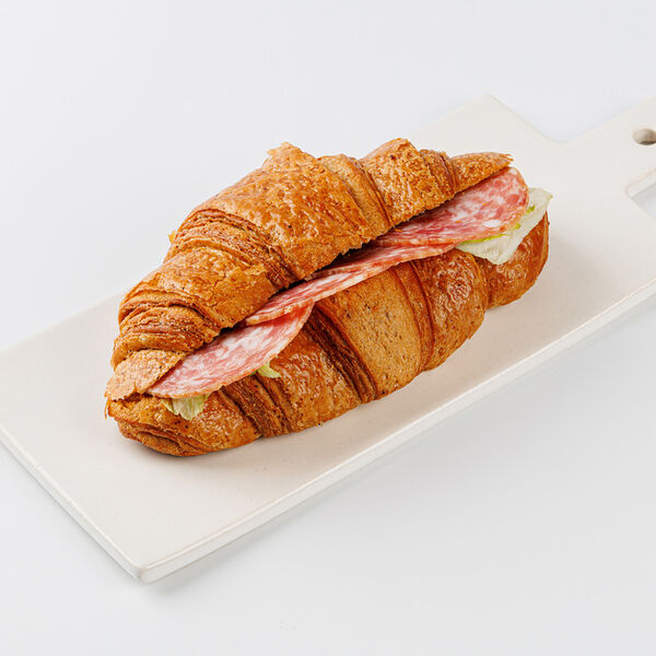 Круассан солодовый с сырокопченой колбасой