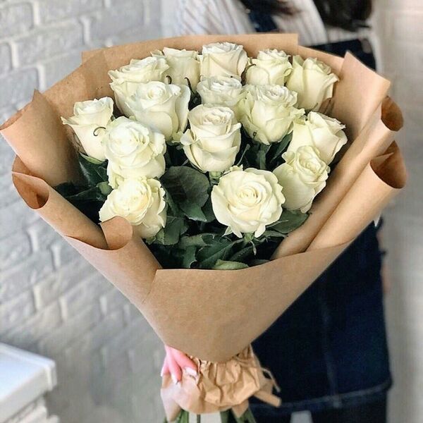 Белые розы в крафте