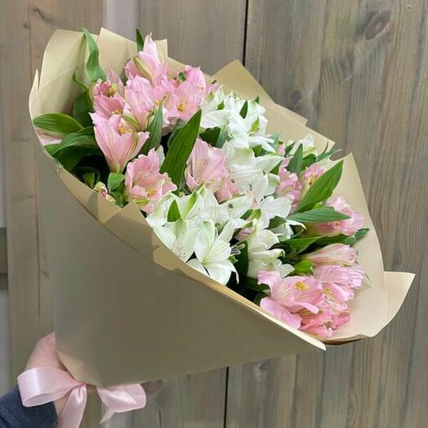 Нежный букет альстромерий