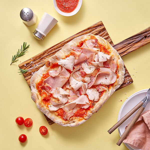 Римская пицца Мясная с томатным соусом и моцареллой