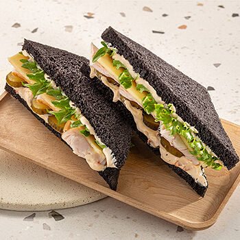 Клаб-сэндвич на угольном хлебе с индейкой и цыганским соусом