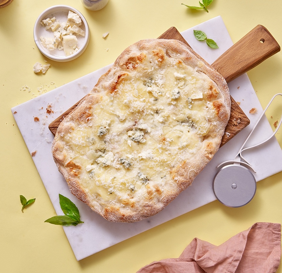 

Римская пицца Азбука Вкуса Четыре сыра с моцареллой, сыром с голубой плесенью, бри, гойей 1/2 165 г