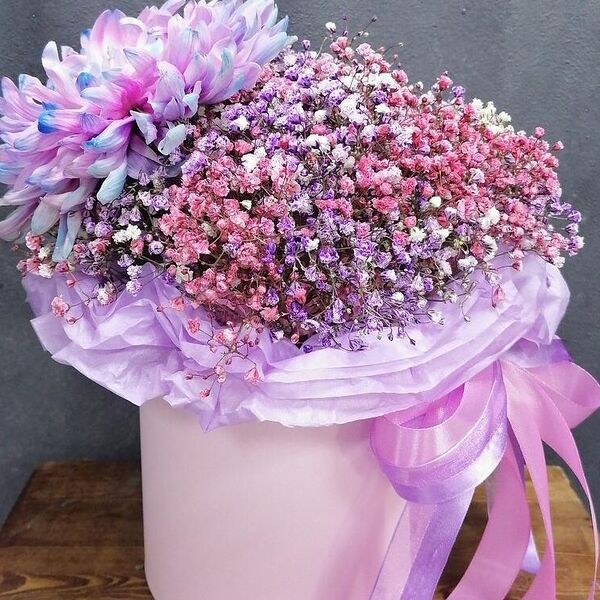 Кокетка с гипофилой и радужной хризантемой