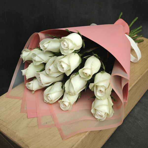 15  фирменных  белых роз  в красивой упаковке 2
